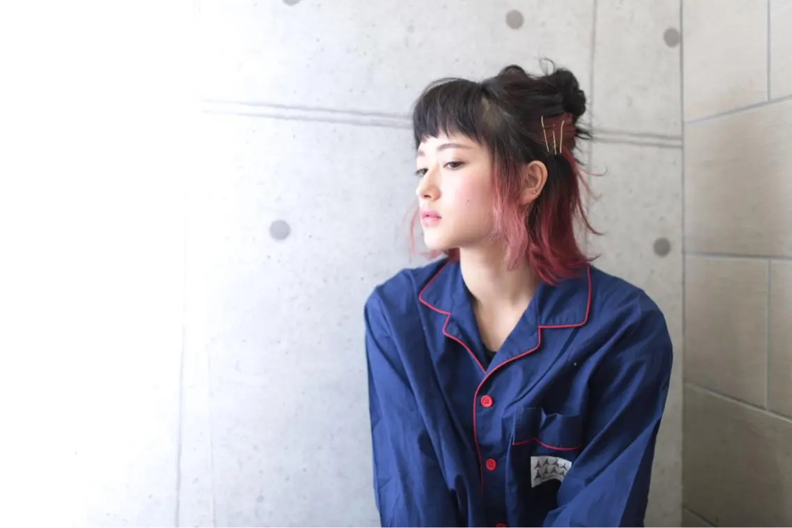 ミディアム カラー ヘアアレンジ お団子ヘア アッシュ ベージュカラー ブリーチ イルミナカラー 山下 直人のヘアスタイル