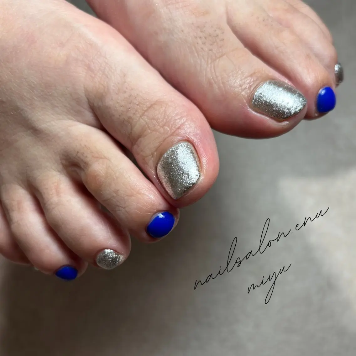 ネイル ブルー フットネイル ラメ(グリッター) ワンカラーネイル nailsalon enu.　miyuのネイルデザイン