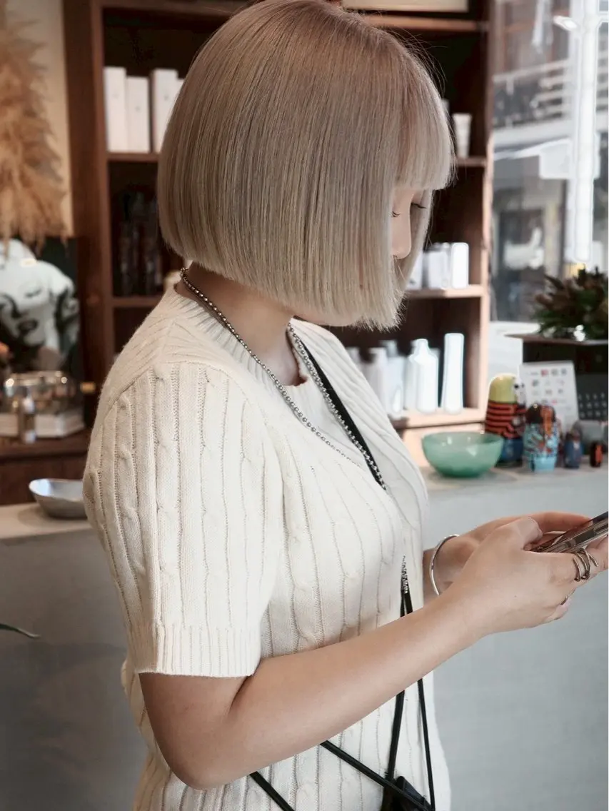 ショート カラー ベージュカラー ブロンド ハイトーンカラー ホワイトベージュ ホワイトブロンド カット ヘアカラー トリートメント (h)wim ウィムのヘアスタイル