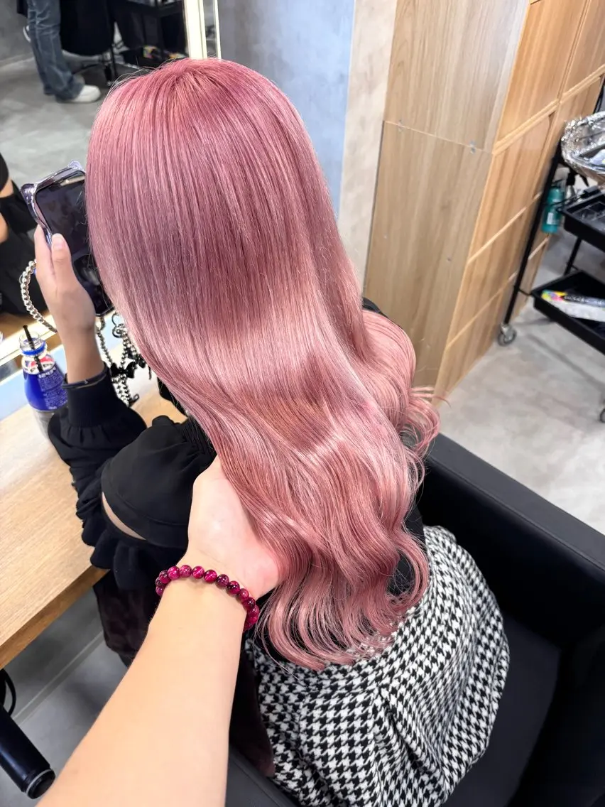 ロング カラー パーマ ヘアアレンジ ヘアカラー トリートメント ヘッドスパ ヘアセット 透明感ブリーチカラー 🌈TOMOHIROのヘアスタイル