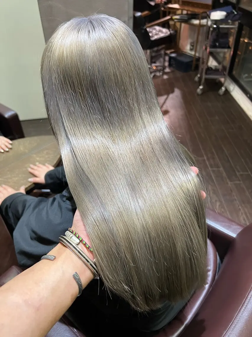 ロング カラー アッシュ アッシュグレー ブリーチ ケアブリーチ 透明感カラー ヘアカラー Lima/ハイトー ン/ブリーチ/心斎橋のヘアスタイル