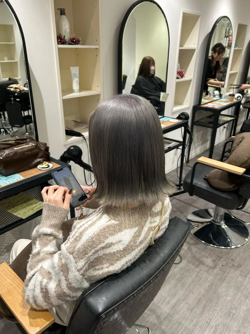 ショート カラー グレージュ ハイトーンカラー シルバー シルバーグレージュ カット ヘアカラー トリートメント cocotte 💟草間紫音💟のヘアスタイル