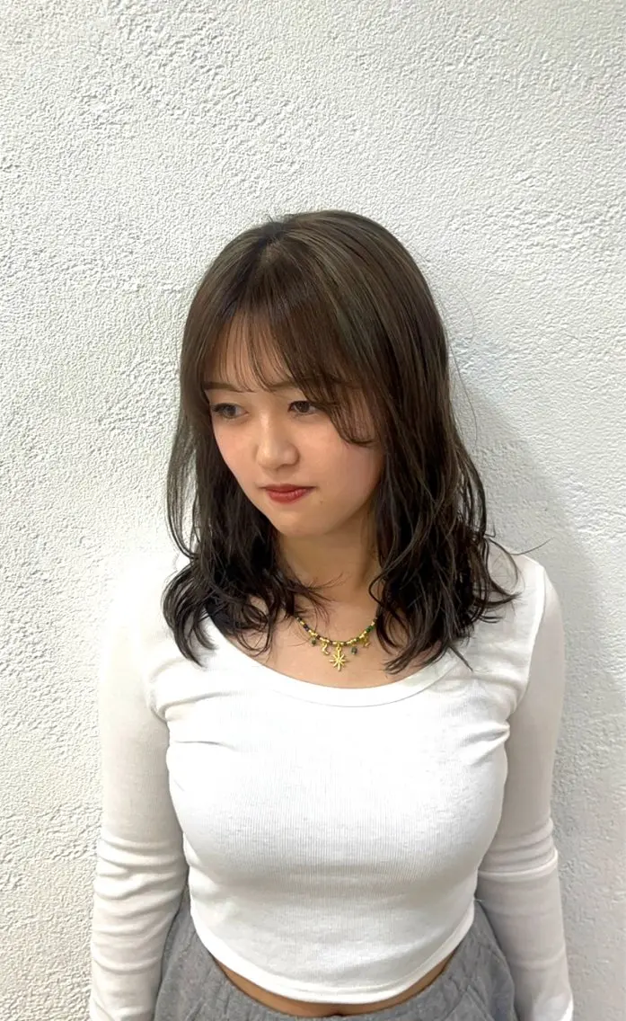 セミロング カラー パーマ ブリーチ 透明感カラー デザインカラー 髪質改善 レイヤーカット 山本梨華/ 透明感カラーのヘアスタイル