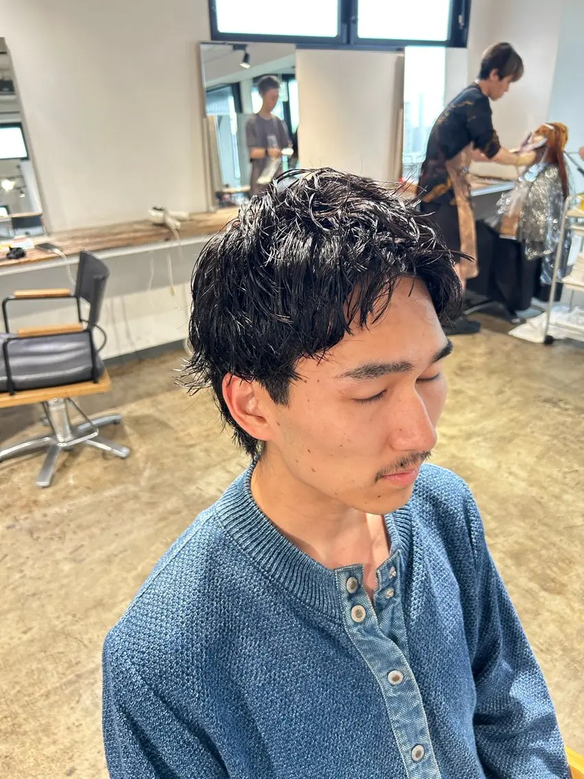 ショート パーマ メンズ センターパート ダウンパーマ カルマパーマ メンズ韓国風 マッシュウルフ カット 名駅/フェザーパーマ 韓国ヘア/森岡のヘアスタイル