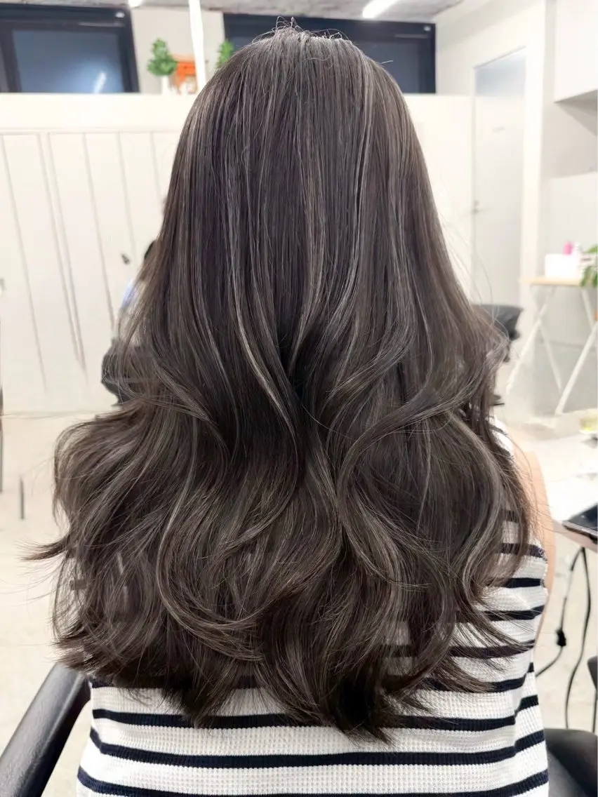 ロング カラー ハイライトカラー ハイライト レイヤーカット 新實 ゆりあのヘアスタイル