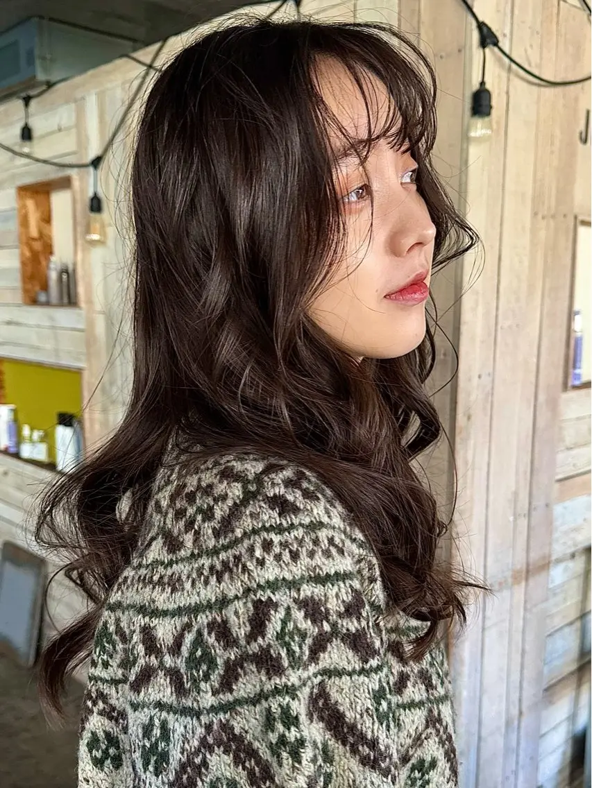 ロング ブリーチカラー/ブロ ンドレイヤーカットのヘアスタイル