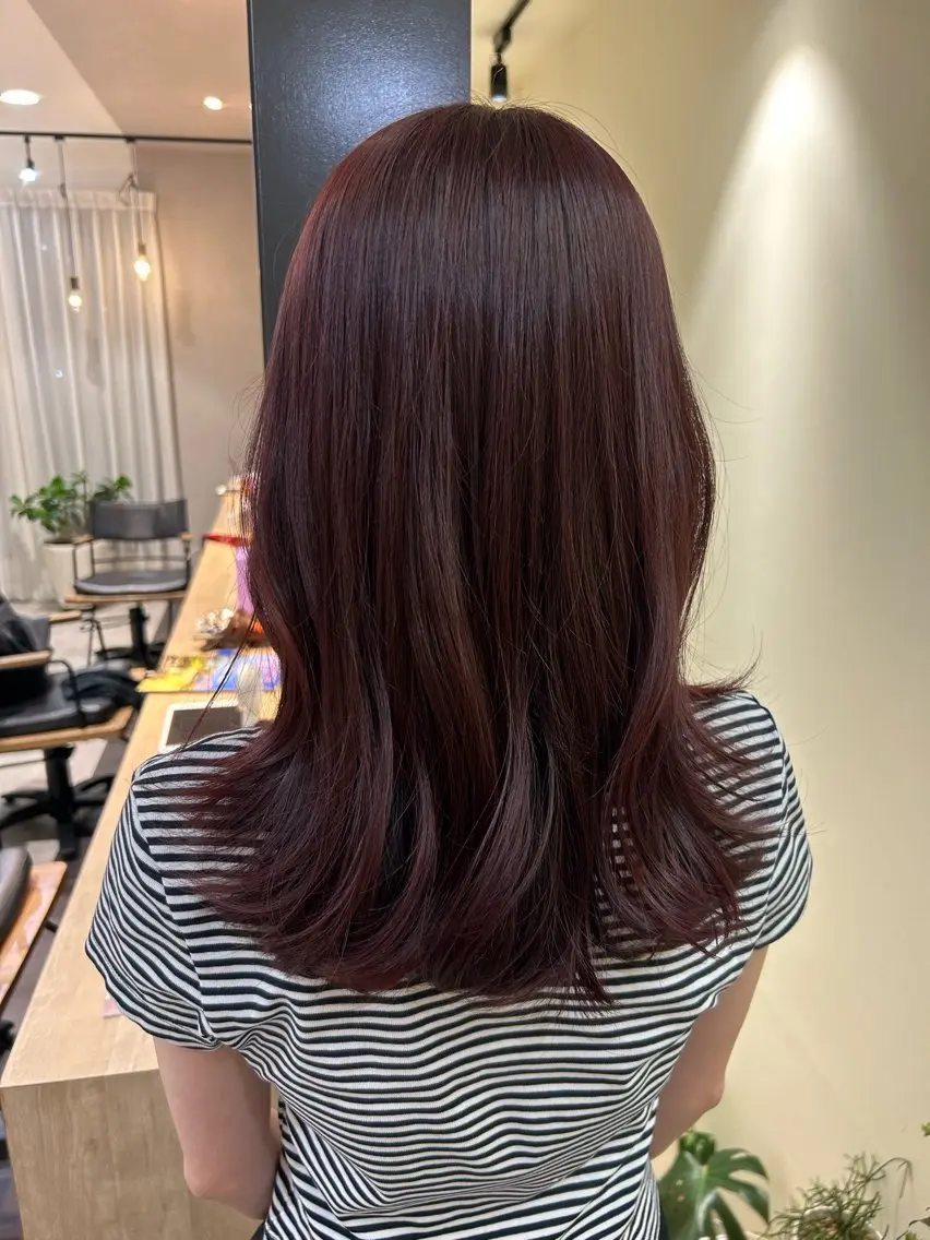 セミロング カラー ブリーチ ボルドーカラー ブリーチなしカラー hubhair レイヤー/透明感のヘアスタイル