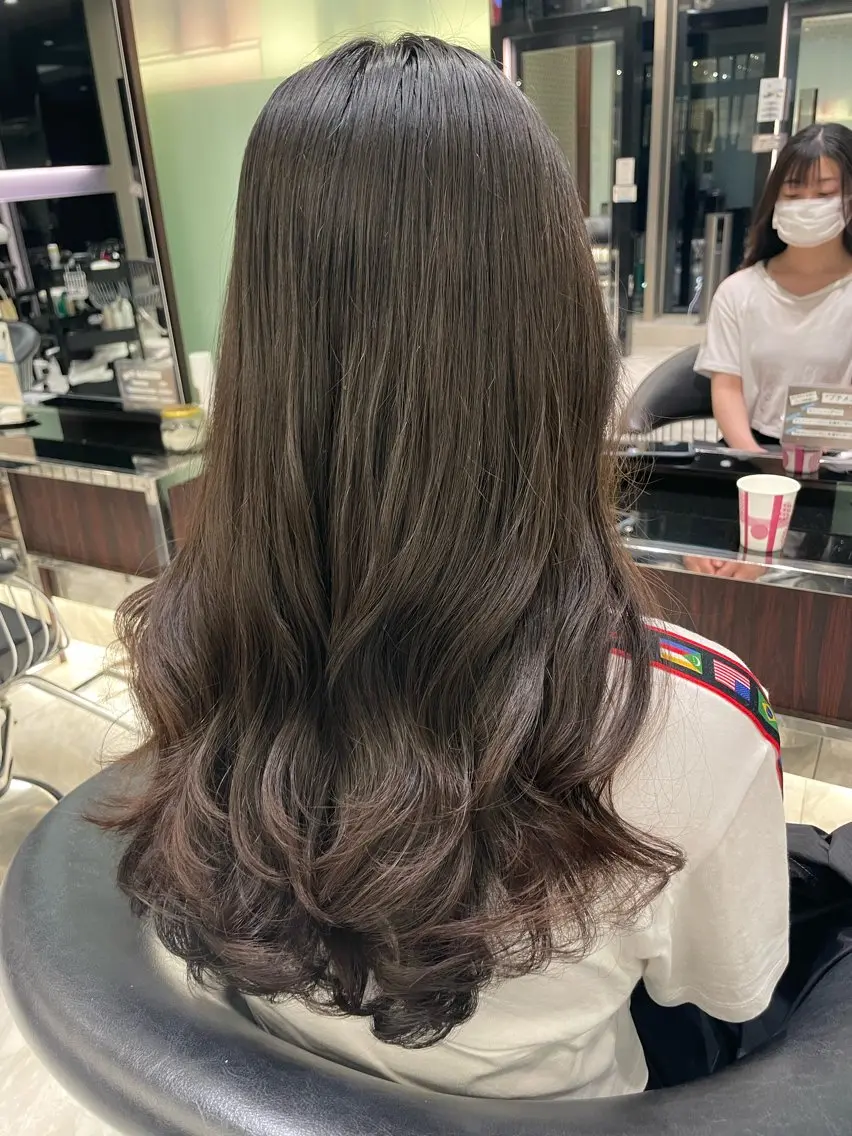 ロング パーマ くびれヘア 顔まわりレイヤー 髪質改善 ヨシンモリ 韓国風ヘア カット パーマ コテ巻きパーマ 藤野佑成のヘアスタイル