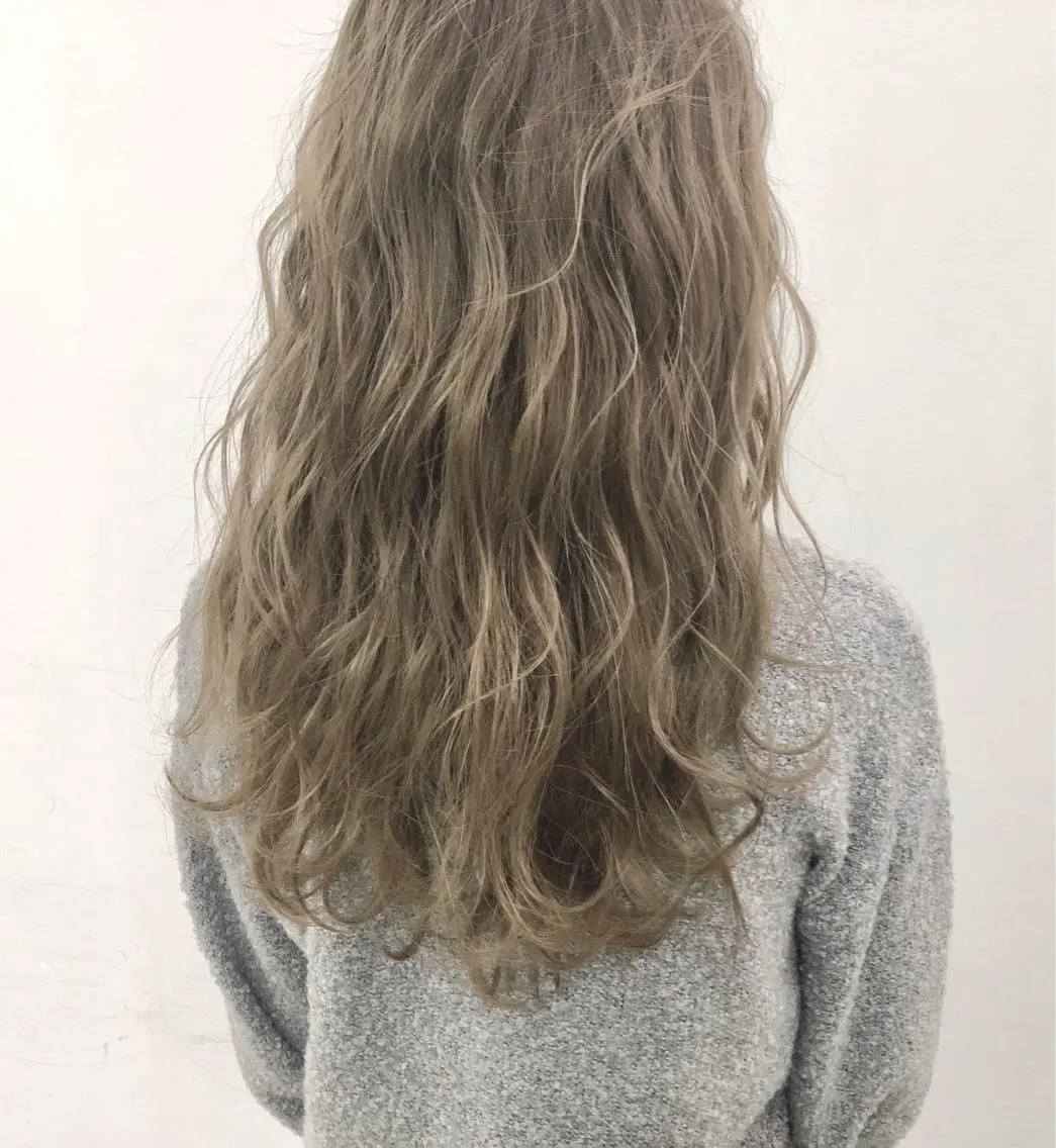 セミロング カラー グレージュ ミルクティーグレージュ メンズ レイヤー ウルフ 弓木啓輔のヘアスタイル