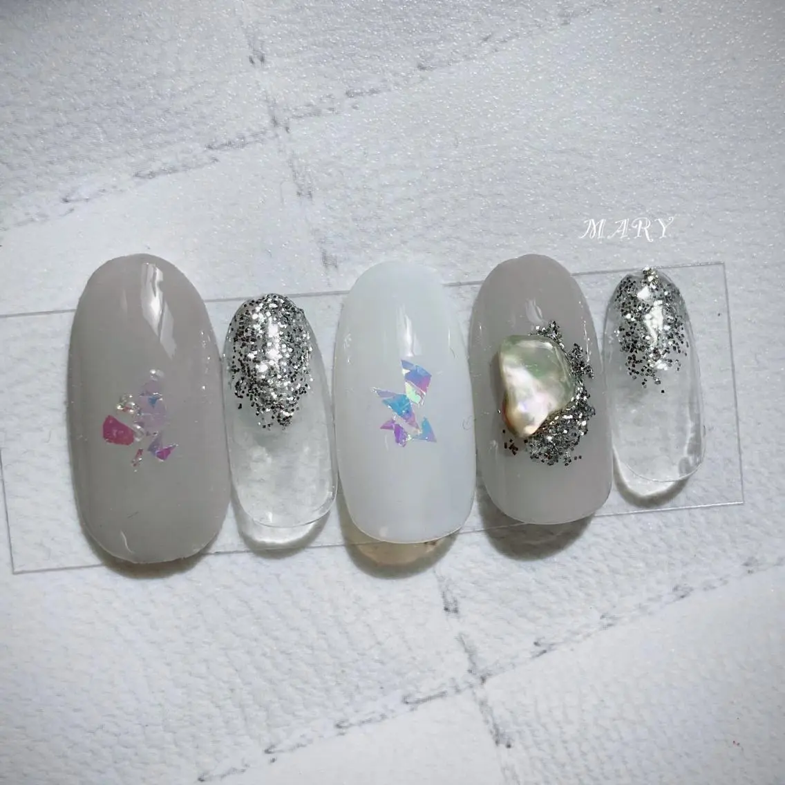 ネイル オーロラネイル キラキラネイル ニュアンスネイル ワンカラーネイル ホワイト ハンドネイル Mary nail .narumiのネイルデザイン