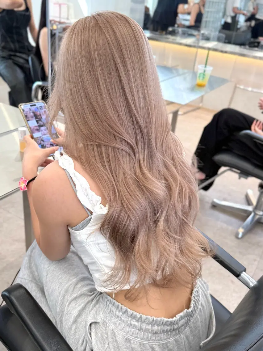 ロング カラー ベージュカラー ミルクティーベージュ ホワイトミルクティーベージュ カット ヘアカラー 原宿ブリーチカラー /三村克彦のヘアスタイル