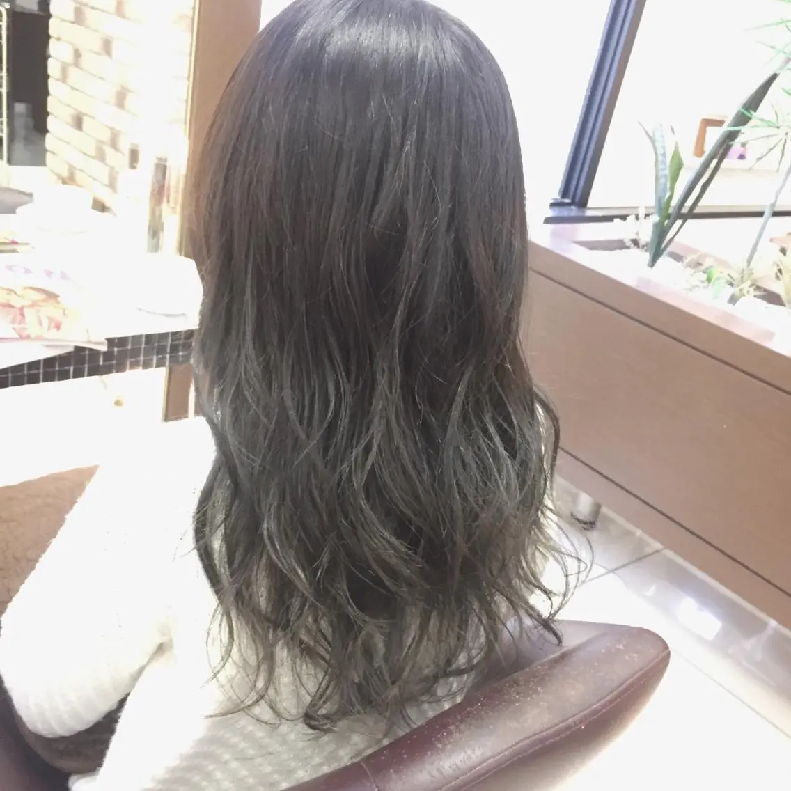 ロング カラー ダークグレー ダークグレージュ グラデーションカラー グレージュ 大平 美沙のヘアスタイル