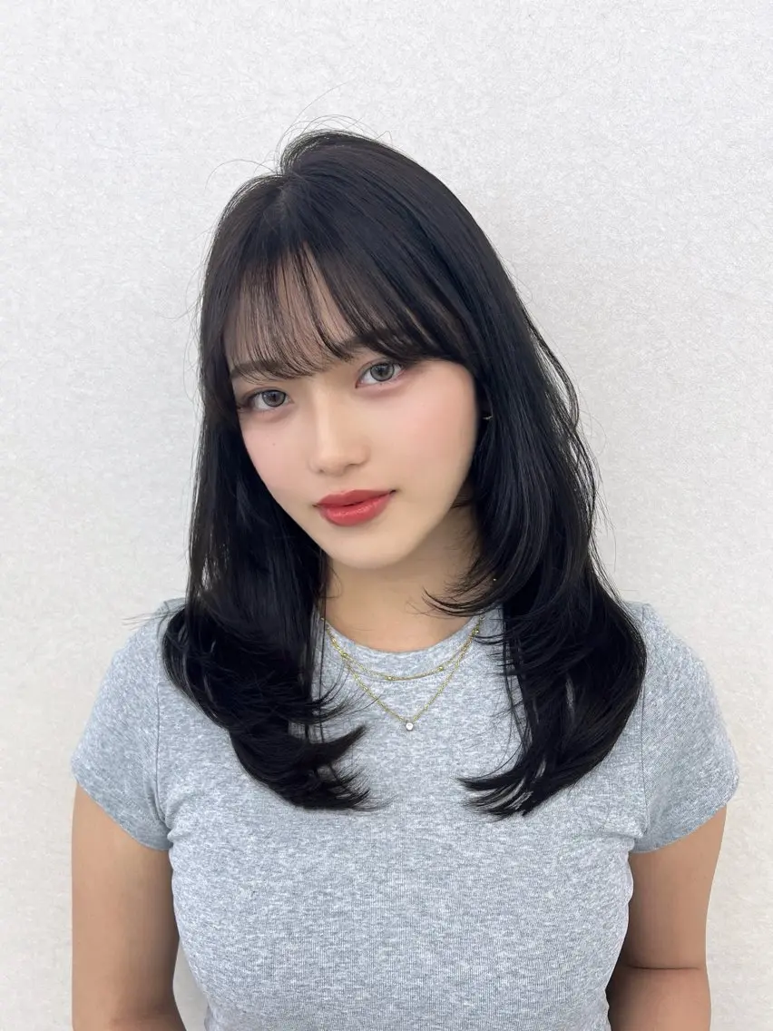 ミディアム カット ヘアカラー トリートメント クロ/レイヤーカット /前髪顔まわりカットのヘアスタイル