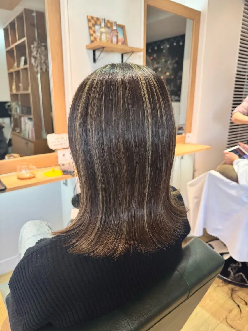 セミロング カラー グレージュ ハイライトカラー ハイライト ヘアカラー トリートメント ツキダテ ユイのヘアスタイル