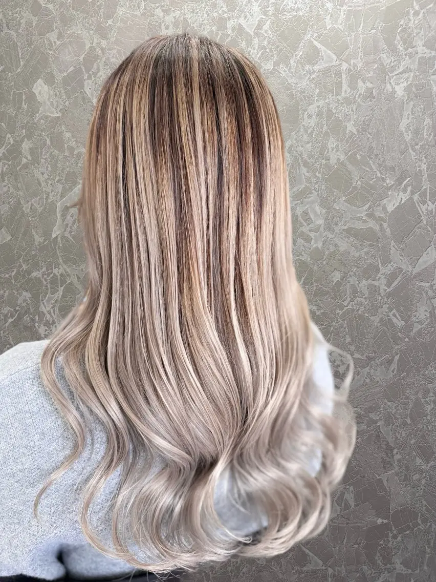 ロング レイヤーカット 横田 ひかるのヘアスタイル
