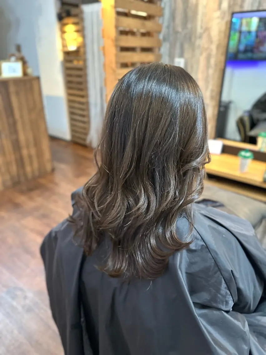 セミロング アッシュ カット ヘアカラー トリートメント Luzir⭐︎ GEN⭐︎のヘアスタイル