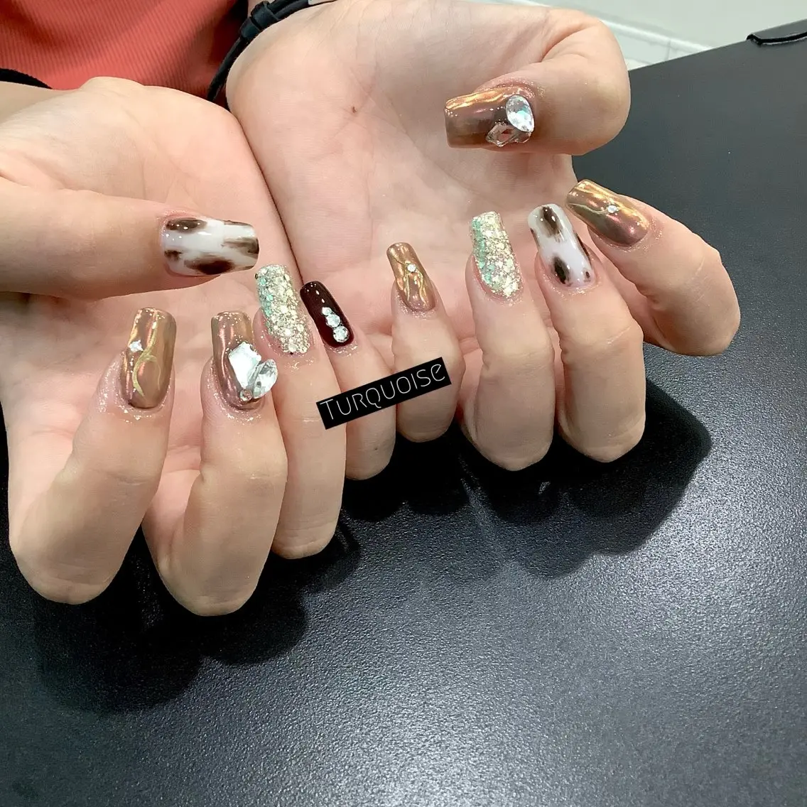 ネイル ハンドネイル ハンドケア 個性派ネイルサロン 💅🏼ターコイズのネイルデザイン