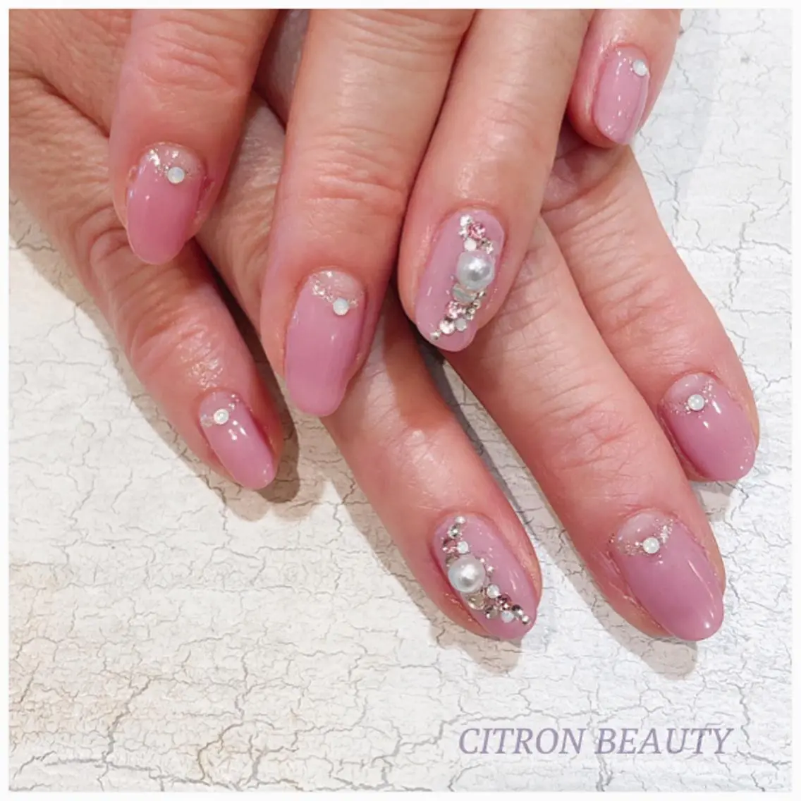 ネイル フレンチネイル 持ち込み ピンク ストーンネイル CITRON NAIL💅練習生のネイルデザイン