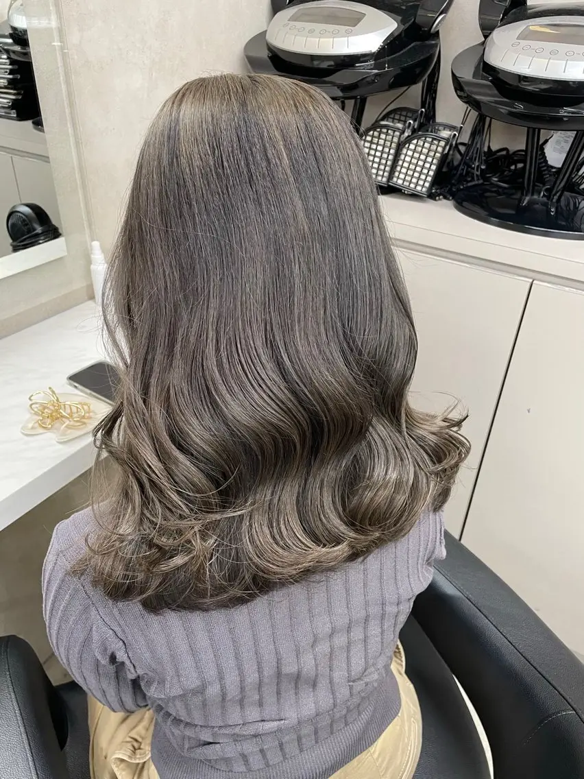 セミロング カラー 抜け感レイヤー︴ ニュアンスカラーのヘアスタイル
