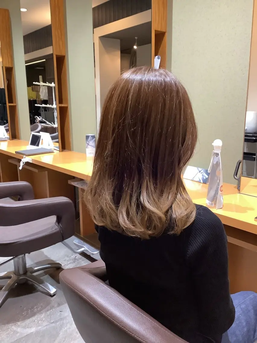 ミディアム カラー バレイヤージュ レイヤーカット にいぼ あやなのヘアスタイル