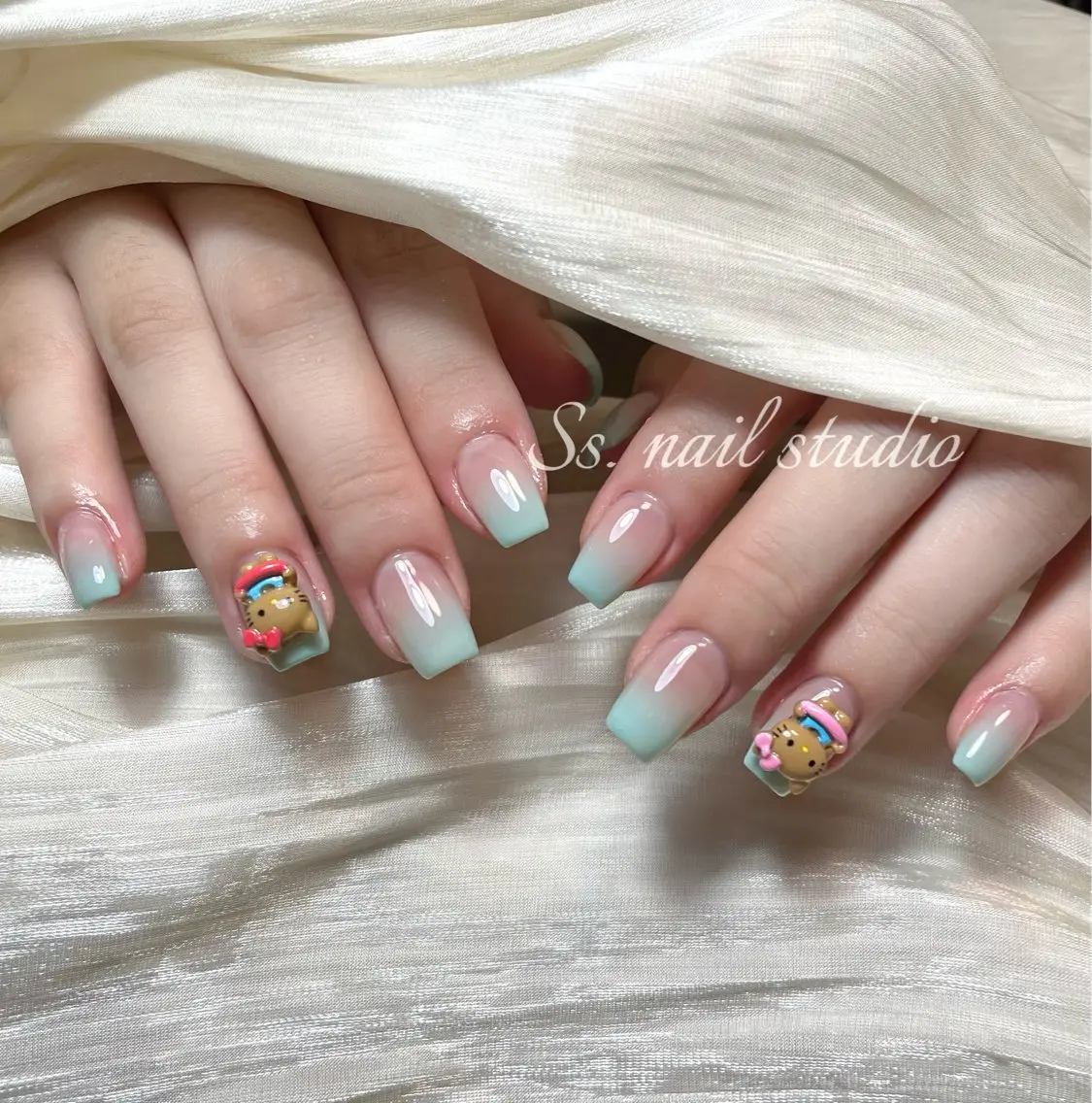 【hand】カラーグラデーション🩵/ベースカラー付き/50色より選べるの写真