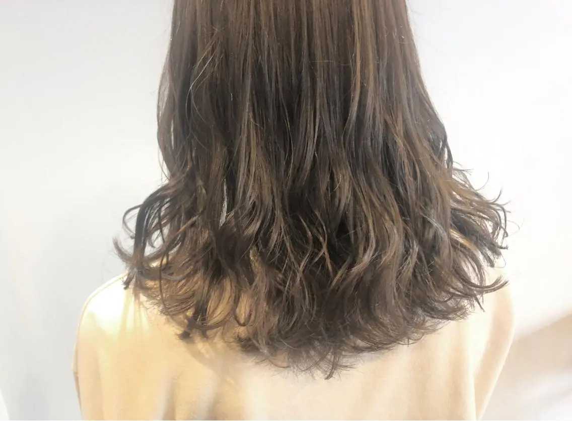 ミディアム カラー グレージュ シアーグレージュ 新井 友菜のヘアスタイル