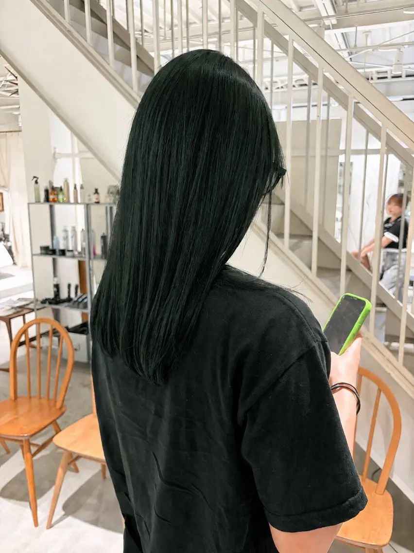 ロング カラー 黒髪 透明感カラー トリートメント 周東 芽依のヘアスタイル