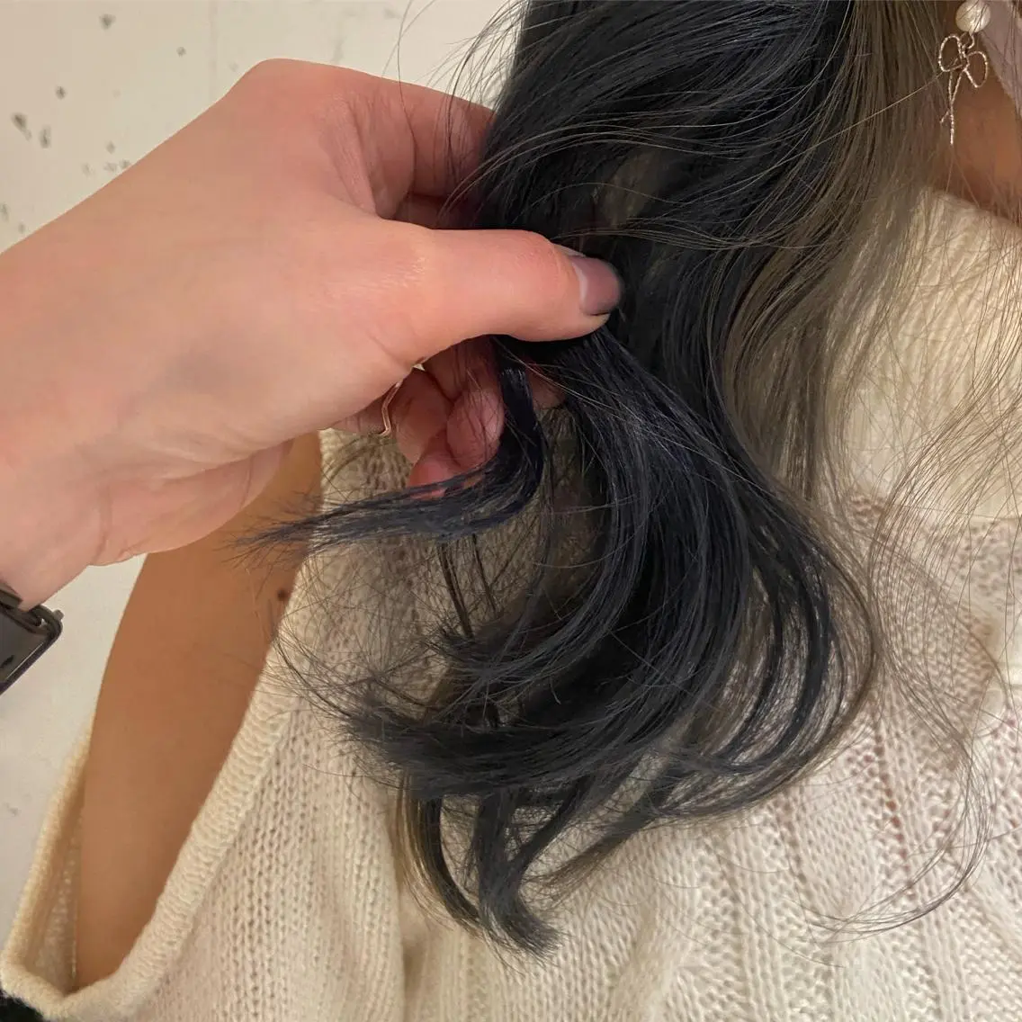 ミディアム カラー ベージュカラー 黒髪 ブリーチ ブルーカラー ブルーブラック カジュアルを女っぽく 𝗮𝘆𝗮𝗰𝗼のヘアスタイル