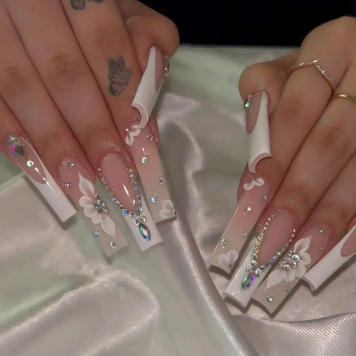 ネイル フラワーネイル フレンチネイル ゴージャス キラキラネイル 韓国ネイル ハンドネイル ハンドケア Umee Nailのネイルデザイン
