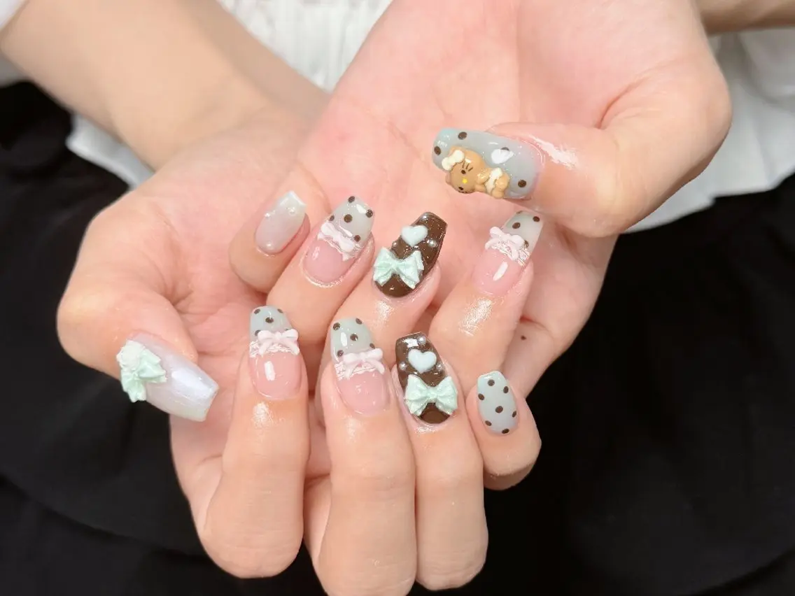 ネイル チークネイル フレンチネイル ジェルネイル ガーリー キラキラネイル ハンドネイル UM Nail Salonのネイルデザイン