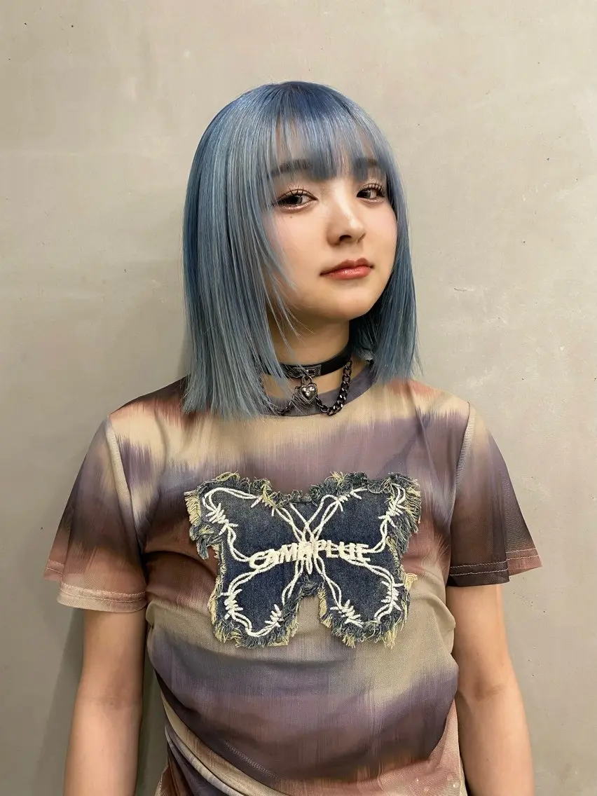 ミディアム カラー ヘアアレンジ ブルーカラー ヘアカラー トリートメント mina 🌷のヘアスタイル