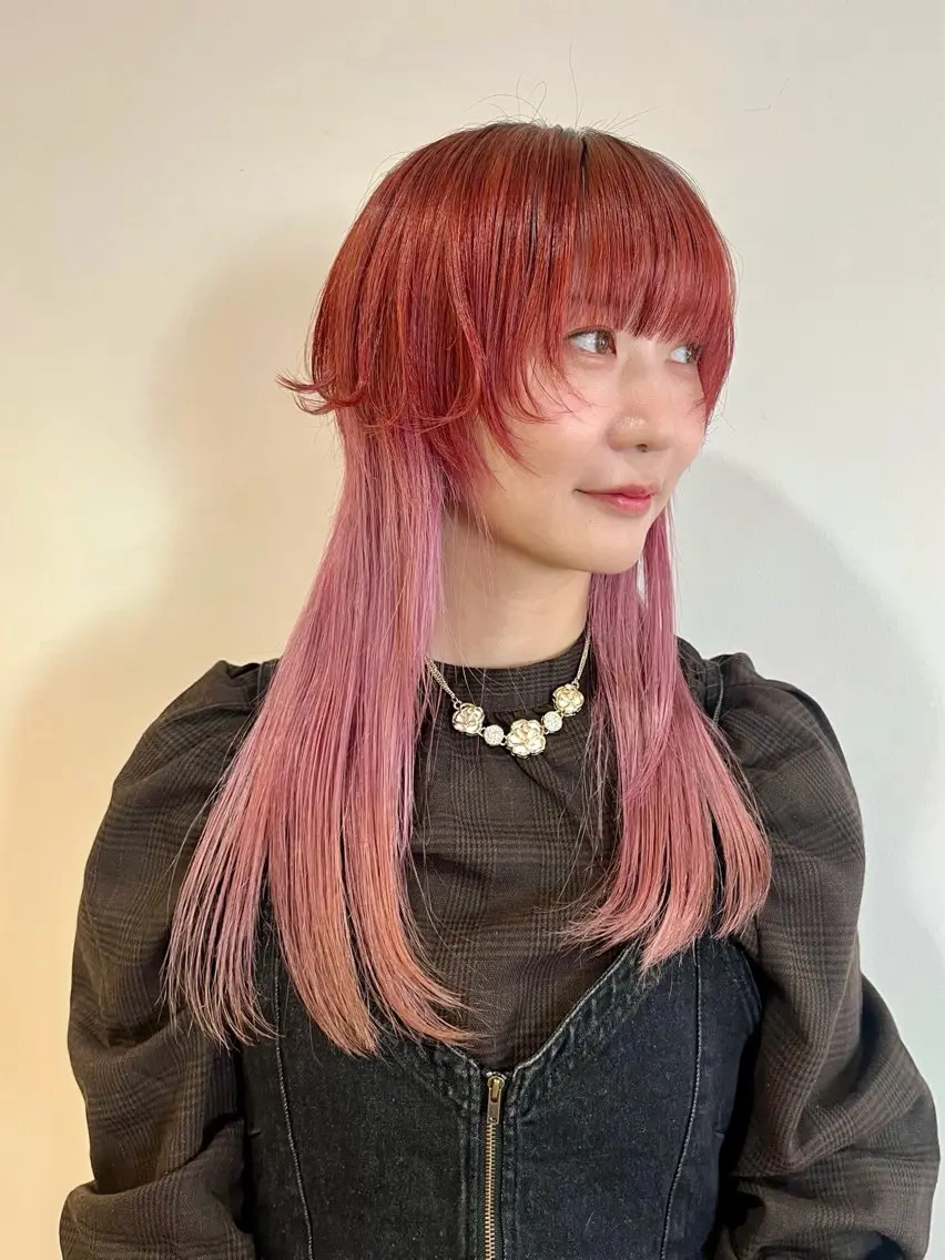 ロング カラー デザインカラー グラデーションカラー ピンクカラー ロング ウルフカット ヘアカラー 派手髪デザインカラー ヒロカのヘアスタイル