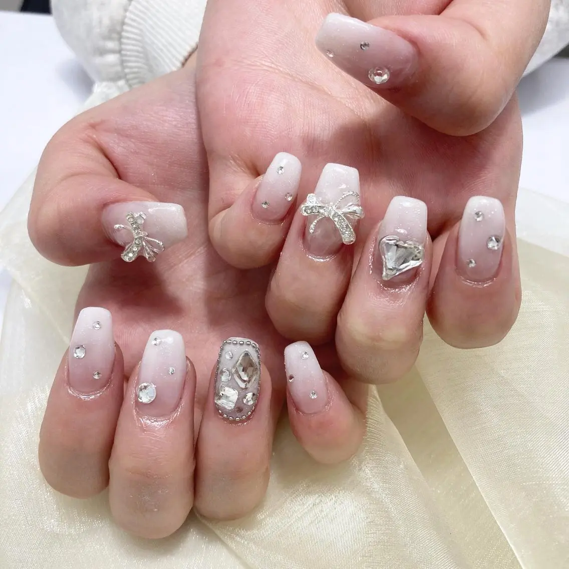 ネイル フレンチネイル ジェルネイル ガーリー グラデーション キラキラネイル ハンドネイル emmi nailのネイルデザイン