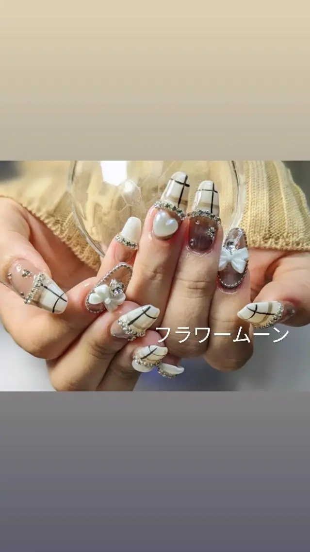 ネイル ストーンネイル ハンドネイル ハンドケア フラワー ムーンのネイルデザイン