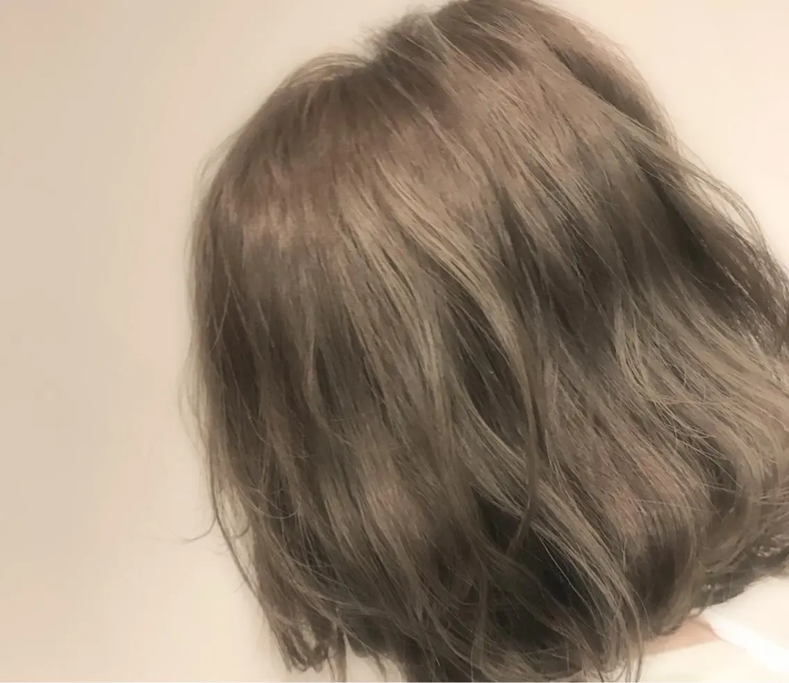 ミディアム カラー ヘアアレンジ グレージュ 小國 綾かのヘアスタイル