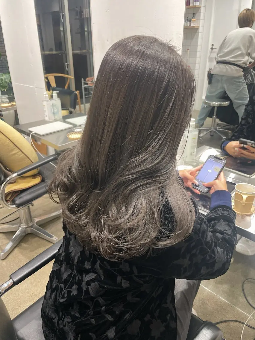 セミロング カラー ブリーチ グレージュ ラベンダーカラー ラベンダーグレージュ ラベンダーグレー ヘアカラー ♡🪞韓国スタイル/ MISATO🪞♡のヘアスタイル