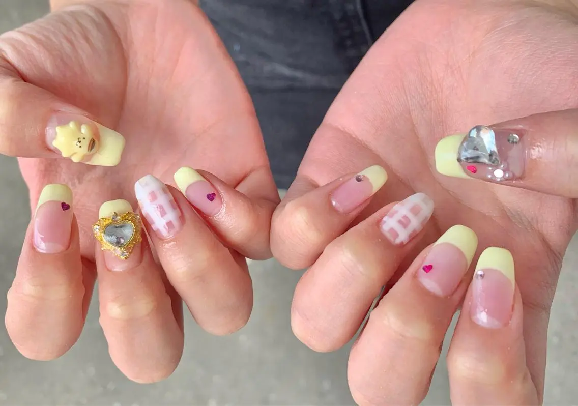 ネイル フレンチネイル キラキラネイル 韓国ネイル ニュアンスネイル 黄色 ハンドネイル Nail Salon　Ｋのネイルデザイン