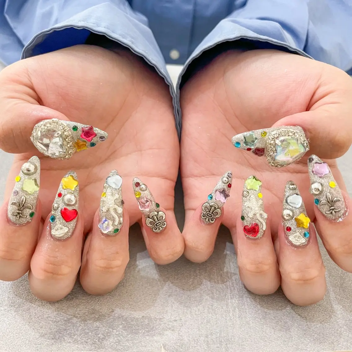 ネイル ハンドネイル ゴテゴテ💙ワンホン リオナのネイルデザイン