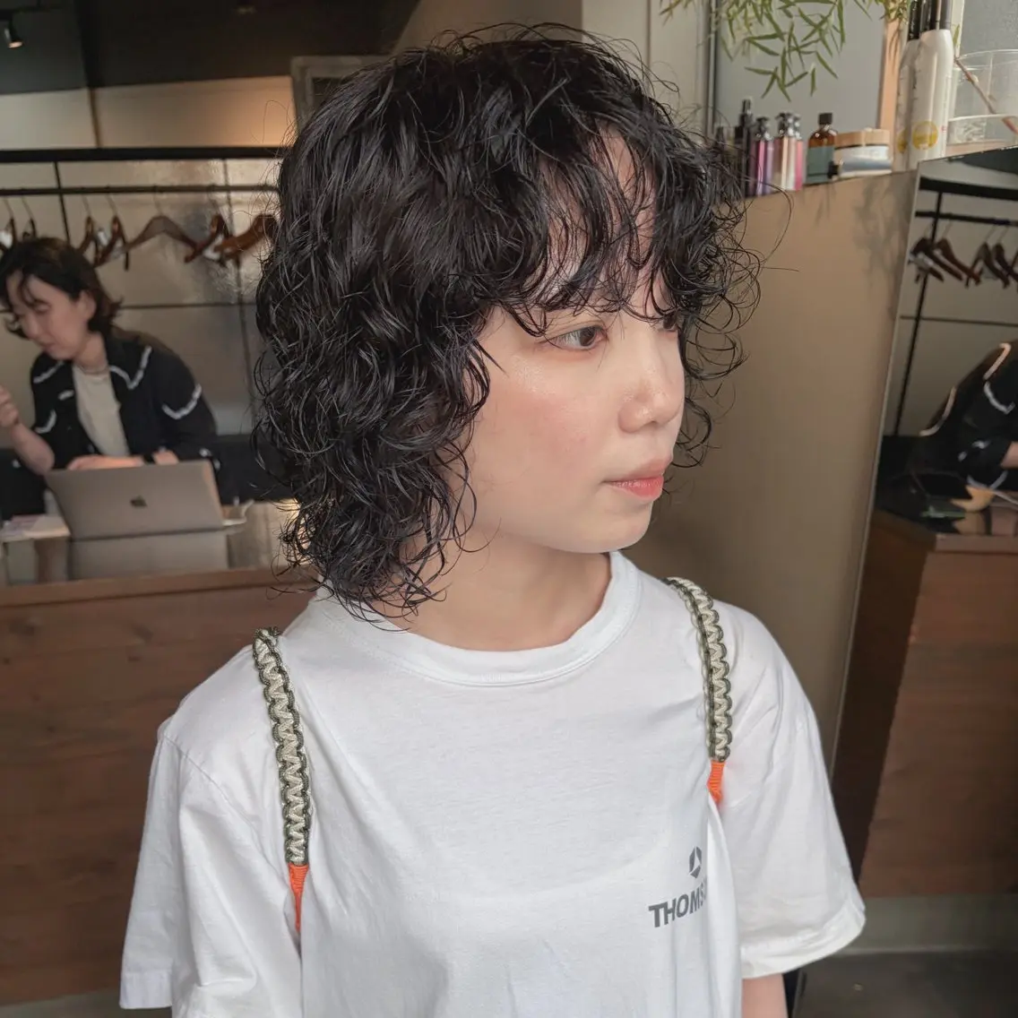 ミディアム カット パーマ メイ🩰ブリーチなし ダブルカラーのヘアスタイル