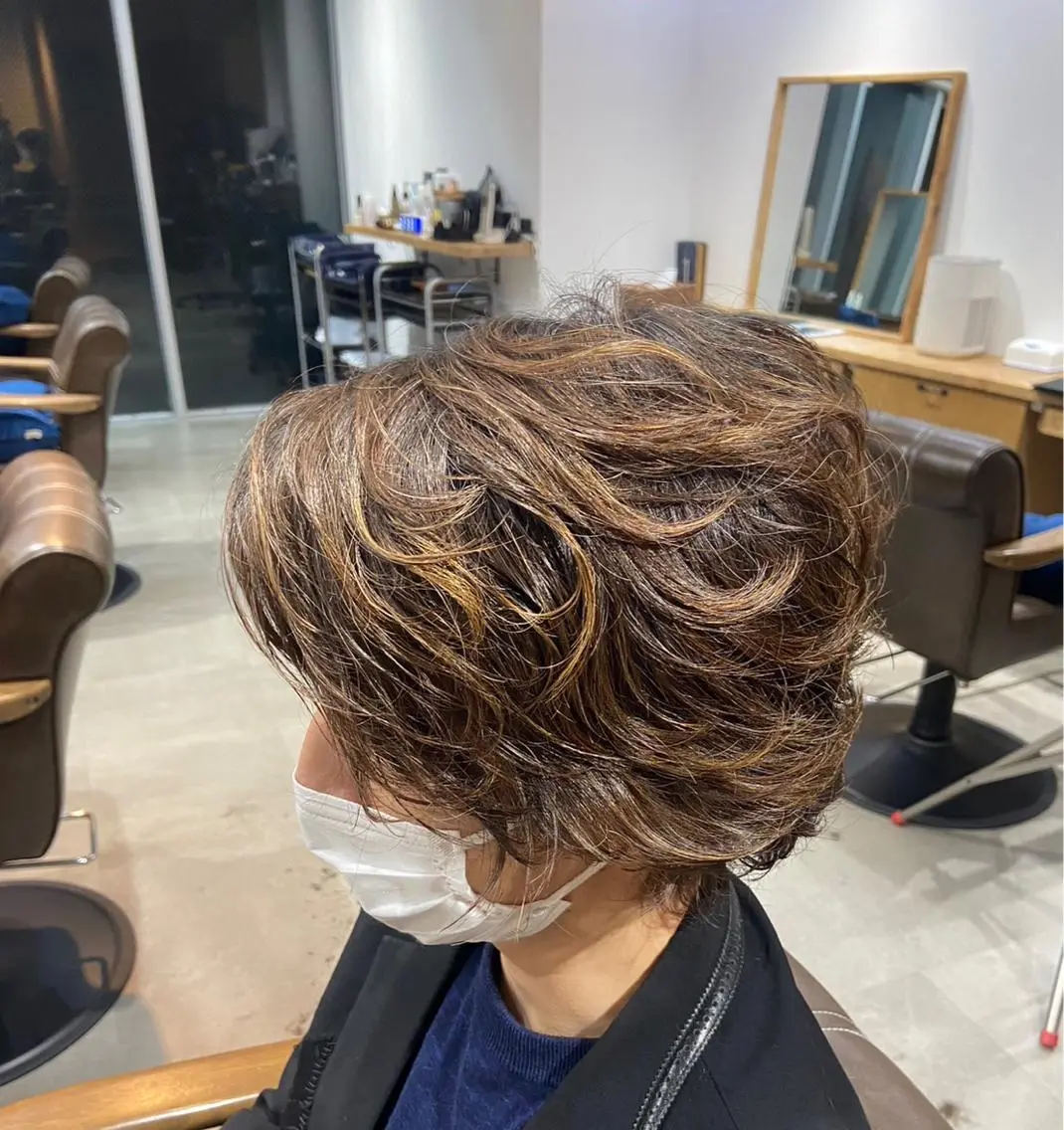 カラー パーマ メンズ メンズハイライト メンズパーマ ハイライトカラー 安岡美咲✂︎ 艶カラー/髪質改善のヘアスタイル