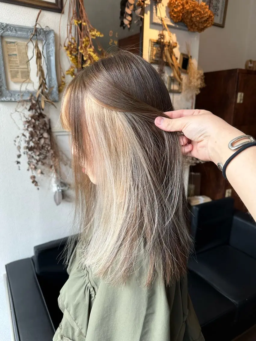 セミロング カラー ブロンド ホワイトブロンド ヘアカラー 💜推しインナー カラー/菊池柊真💜のヘアスタイル