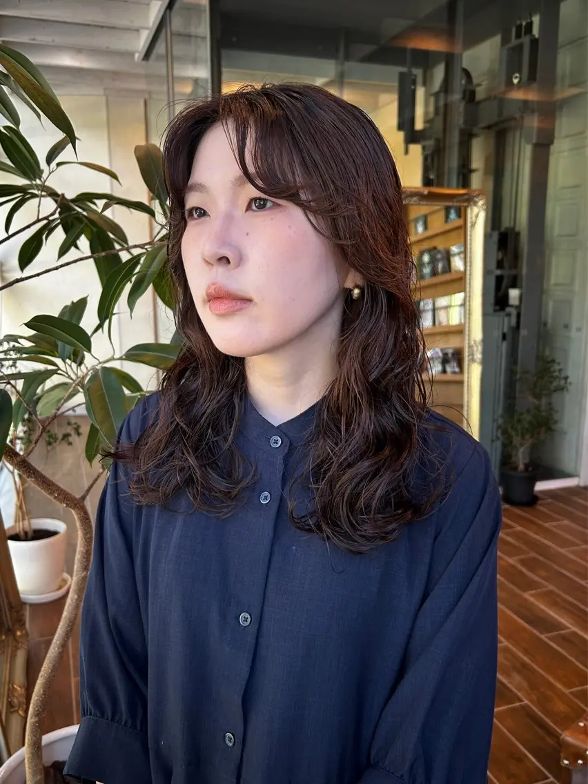 ミディアム パーマ ミディアムパーマ 髪質改善 韓国風ヘア 縮毛矯正 デジタルパーマ カット パーマ 西 優衣奈のヘアスタイル