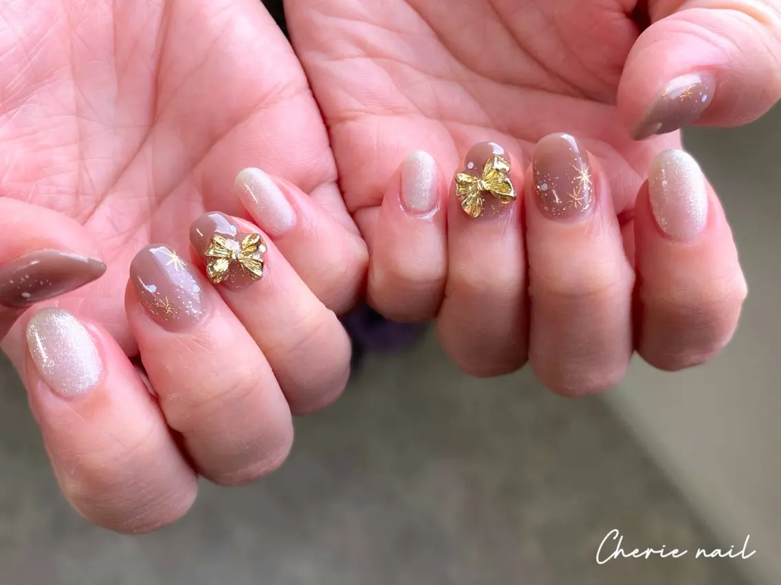 ネイル ブラウン ジェルネイル キラキラネイル リボン ホワイト ハンドネイル Cherienail yunaのネイルデザイン