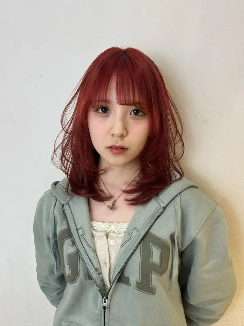 ミディアム レイヤーカット 'AXIS cocoroのヘアスタイル