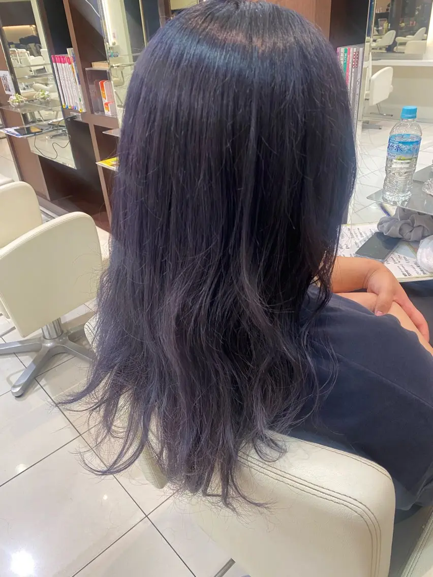 カラー ブリーチ ネイビーカラー 内山 歩美のヘアスタイル