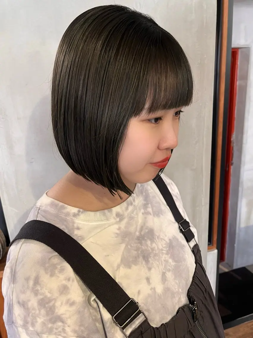 ショート カラー ベージュカラー オリーブベージュ ボブ カット ヘアカラー 薬院:今泉/上川美幸 ボブ/顔周りレイヤーのヘアスタイル