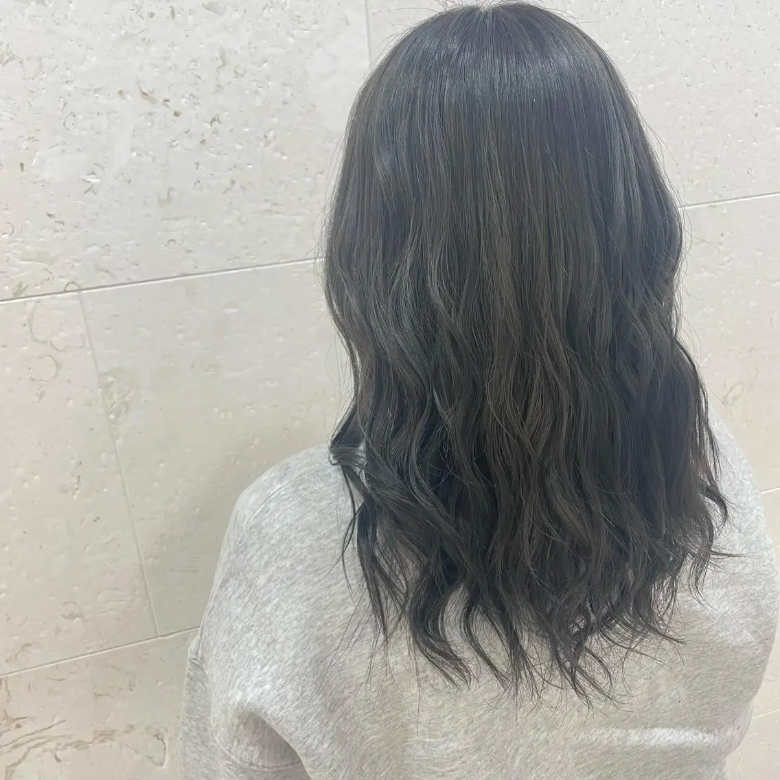 セミロング カラー アッシュ アッシュグレー 安田 柚月のヘアスタイル
