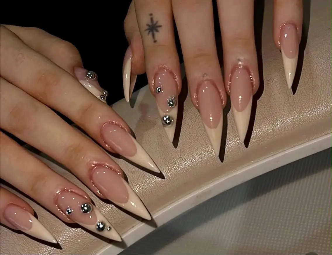 ネイル フラワーネイル フレンチネイル ガーリー キラキラネイル 韓国ネイル ねね🎀 Melia nailのネイルデザイン