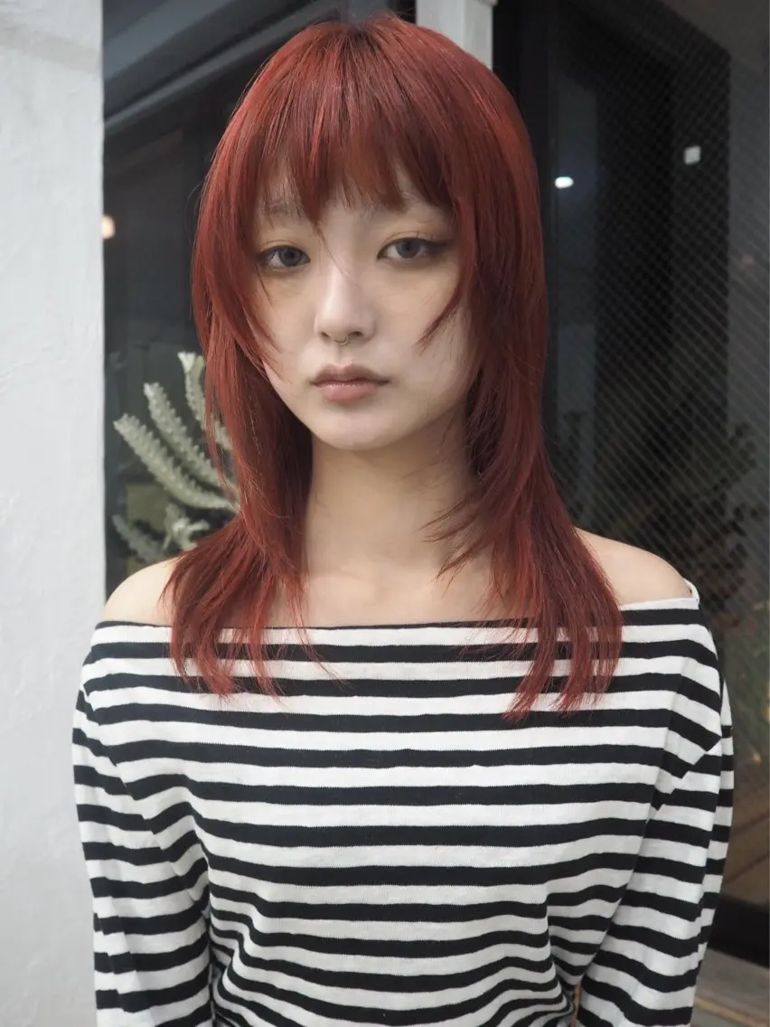 セミロング カラー ブリーチ レッドカラー ヘアカラー イシイ モエカのヘアスタイル