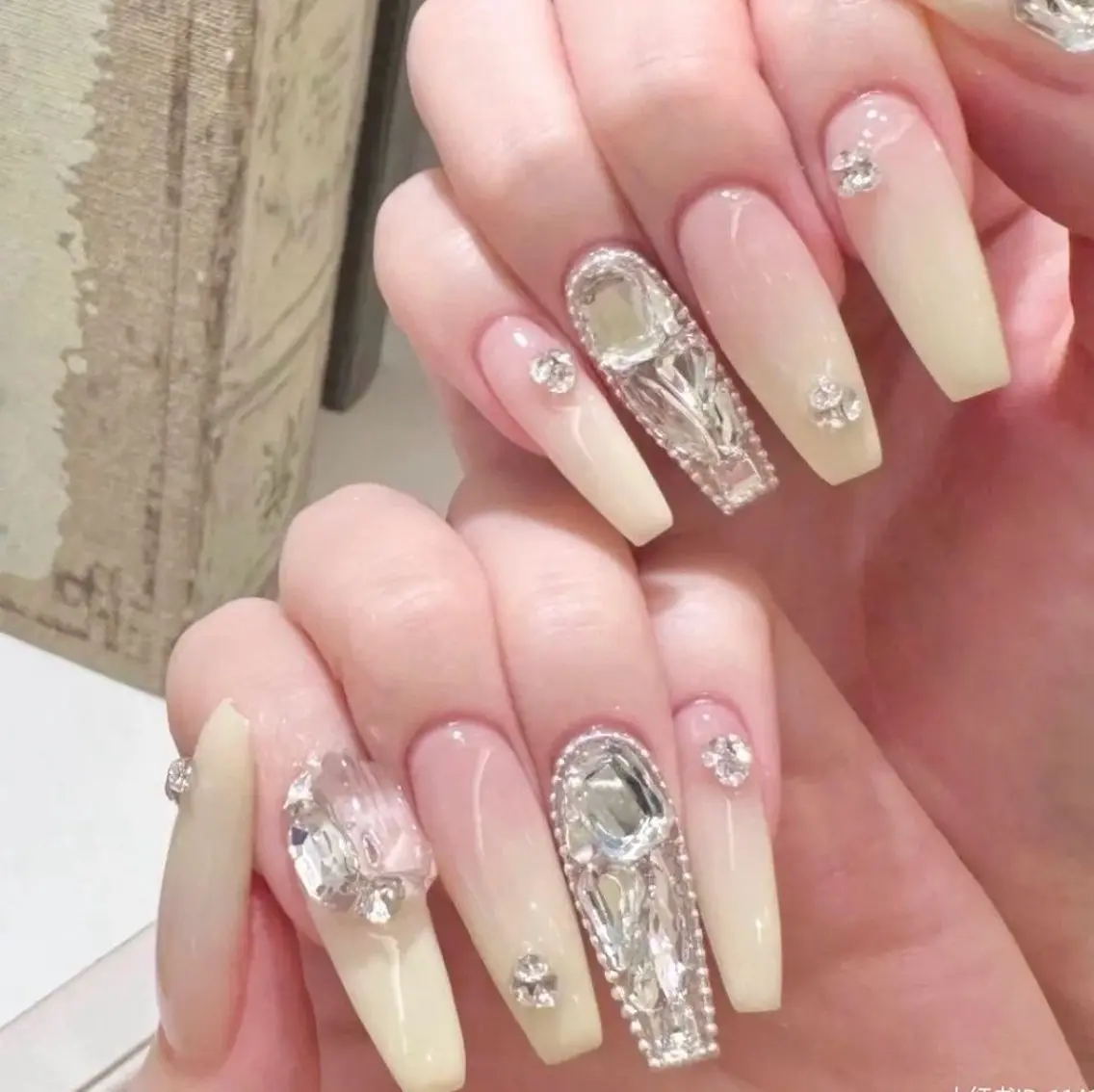 ネイル 長さ出し キラキラネイル 韓国ネイル ロングネイル ワンホンネイル ハンドネイル Josie nail salonのネイルデザイン
